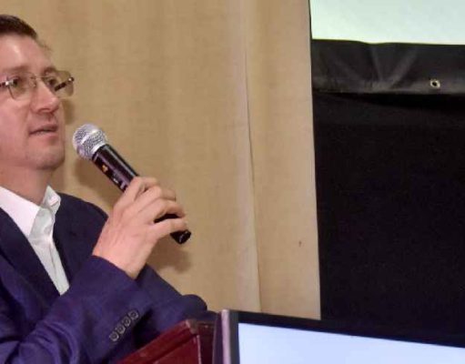Reconocen en Navojoa a 66 maestros por 20 años de servicio en el Día del Maestro