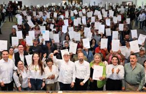 Familias de Agua Prieta reciben escrituras tras más de 20 años de espera