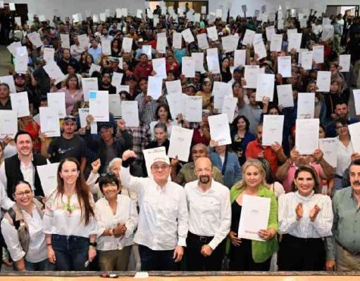 Familias de Agua Prieta reciben escrituras tras más de 20 años de espera
