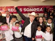 Durazo supera 736 mil becas entregadas en cinco años en Sonora
