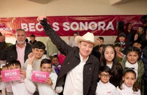 Durazo supera 736 mil becas entregadas en cinco años en Sonora