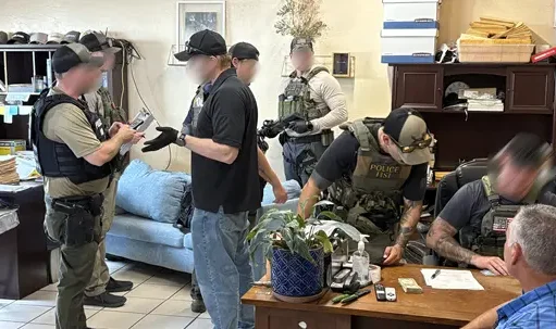 Detienen a dos mexicanos y aseguran armas de fuego en Nogales, Arizona