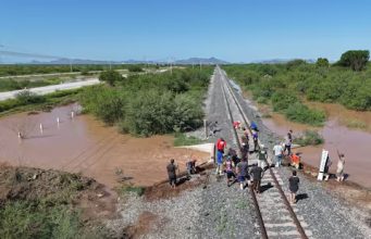 Familias de Empalme piden alimentos y materiales tras inundaciones por Polo